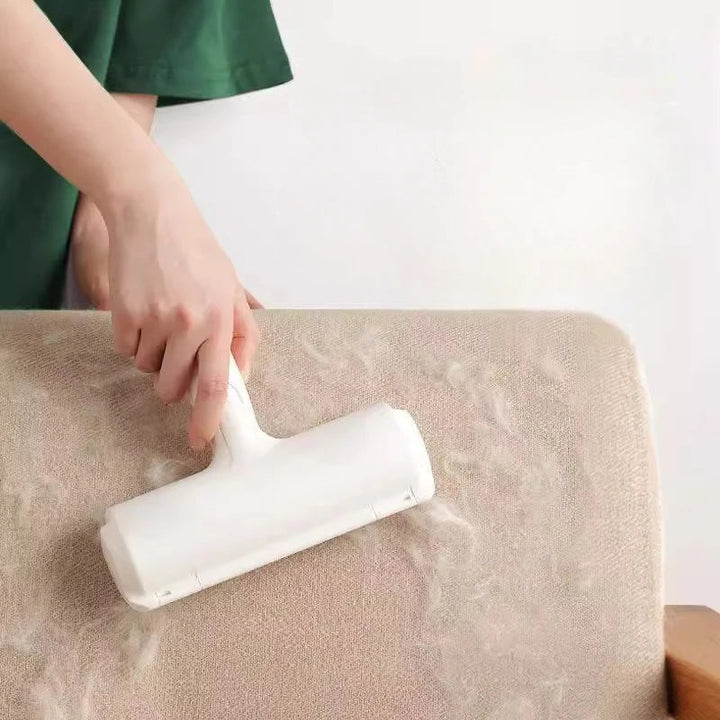 Ergonomisk dyrehårfjerner rulle holdes i hånden, klar for rask rengjøring av hjemmets tekstiler.