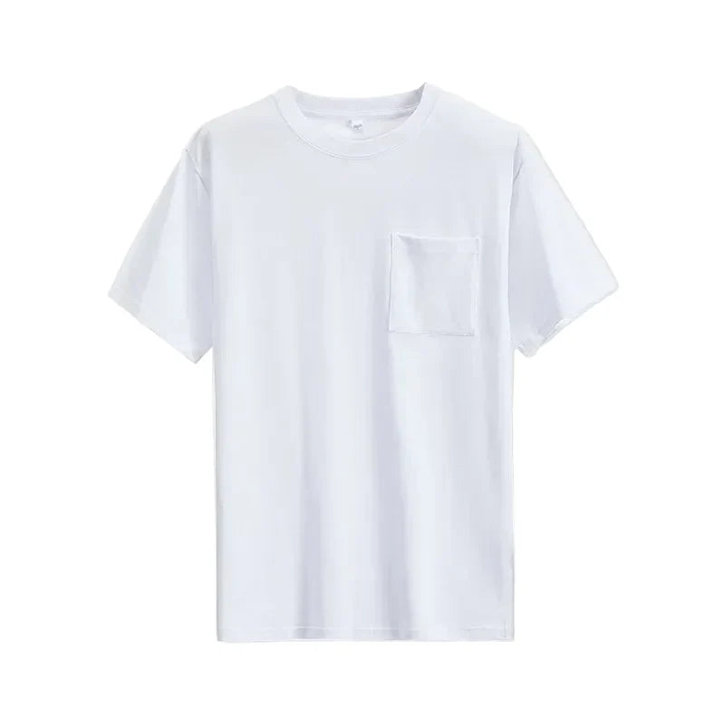 Komfortabel unisex bomull t-skjorte med løs passform og enkel brystlomme. Ideell for casual bruk.
