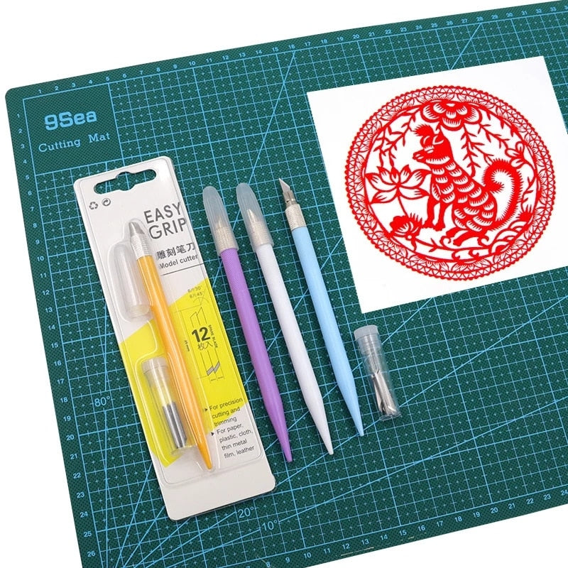 Multifunksjonelt skjæreverktøy for kreativt håndverk, inkludert papirkutt, sjabloner og scrapbooking.