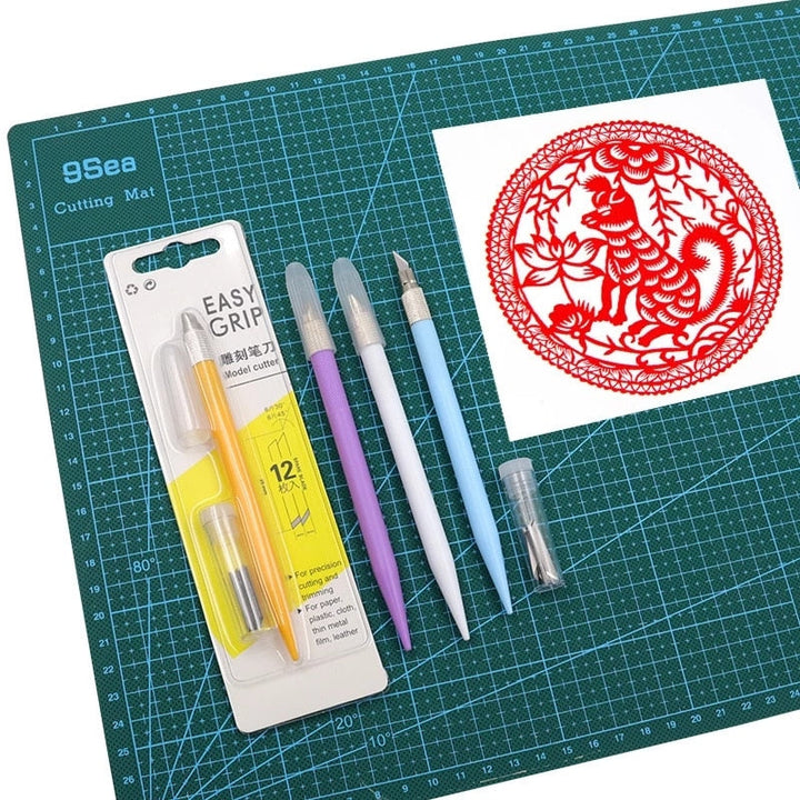 Multifunksjonelt skjæreverktøy for kreativt håndverk, inkludert papirkutt, sjabloner og scrapbooking.
