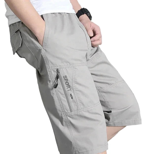 Herre knelange cargoshorts med praktiske glidelåslommer og behagelig strikk i livet for sommer.