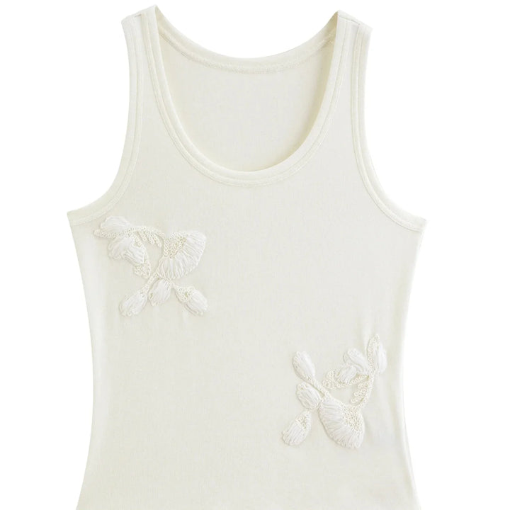 Rosa dame camisole topp med delikate 3D-blomster. En stilig og feminin sommertopp.