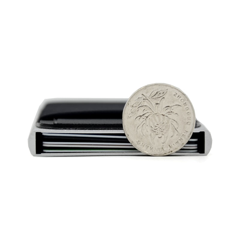 Effektiv og sikker RFID kortholder for menn. Slank aluminiumsdesign med automatisk pop-up funksjon for rask tilgang.