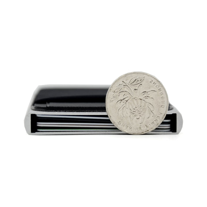 Effektiv og sikker RFID kortholder for menn. Slank aluminiumsdesign med automatisk pop-up funksjon for rask tilgang.