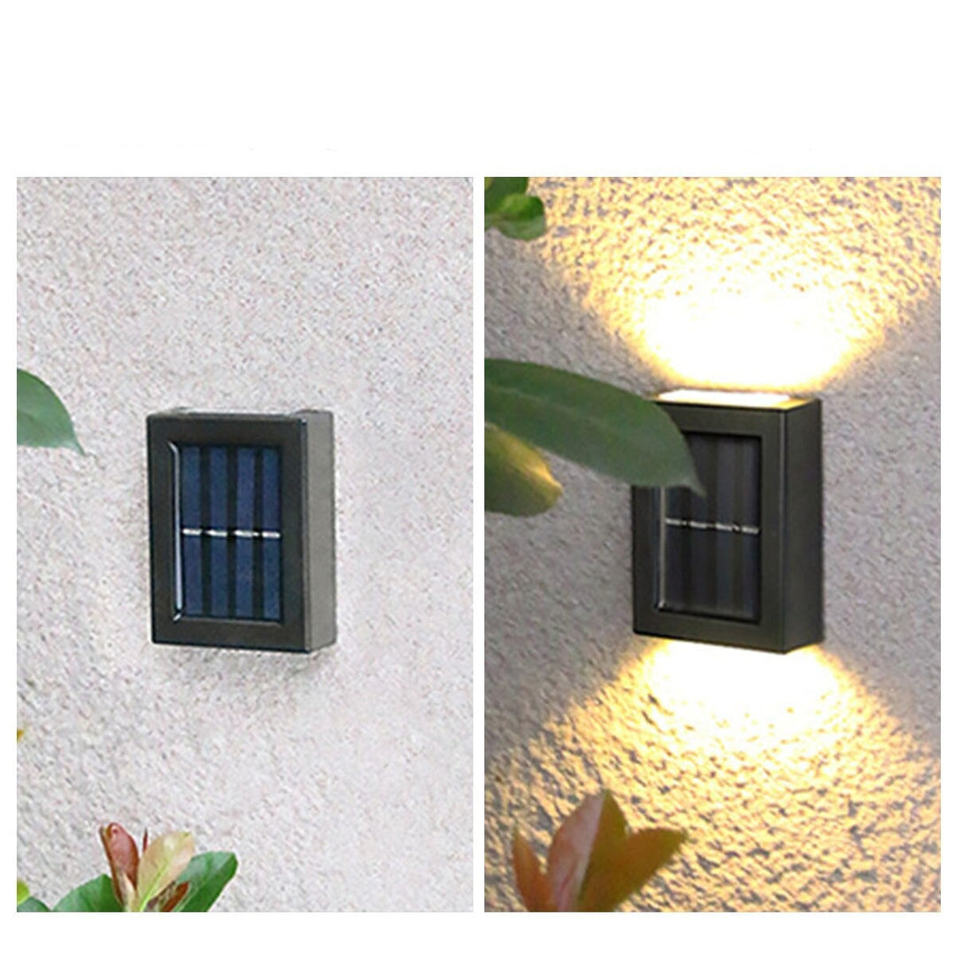 Solcelle LED-vegglampe lyser opp en mørk uteplass. Skaper trygg og stemningsfull utendørsbelysning.
