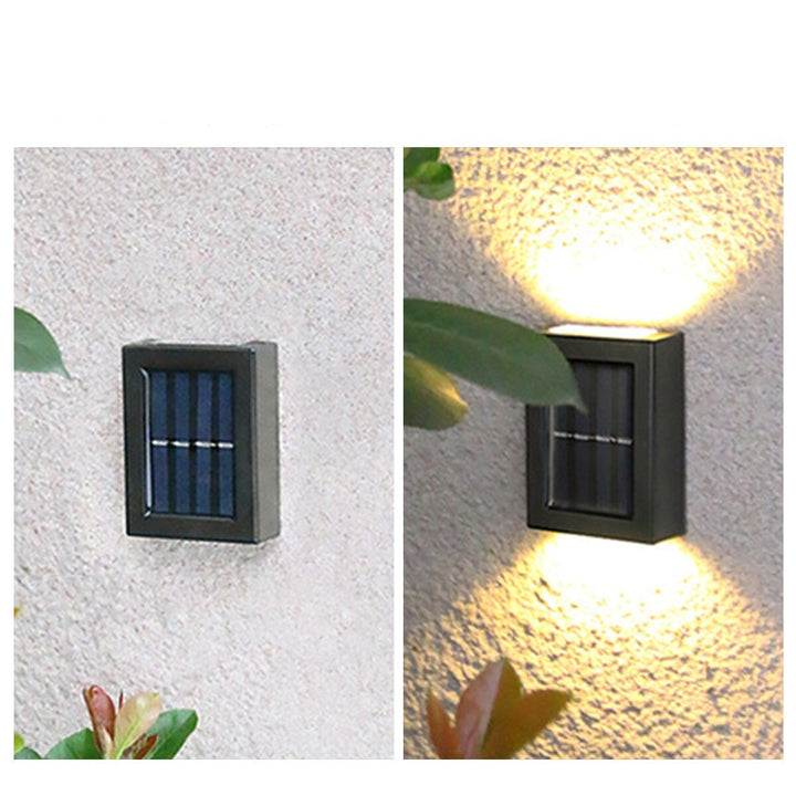 Solcelle LED-vegglampe lyser opp en mørk uteplass. Skaper trygg og stemningsfull utendørsbelysning.