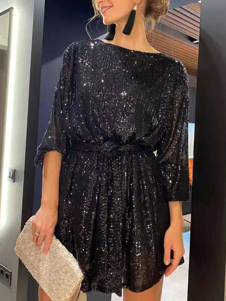 Dame glitter selskapskjole med skinnende paljetter. En elegant og komfortabel polyesterkjole for festlige anledninger.