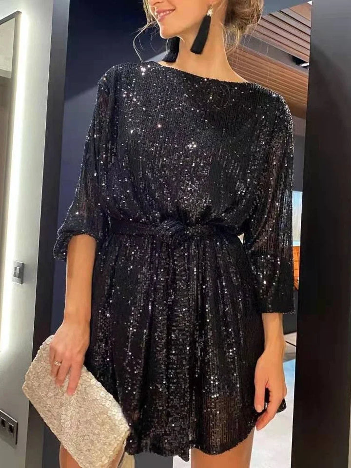 Dame glitter selskapskjole med skinnende paljetter. En elegant og komfortabel polyesterkjole for festlige anledninger.