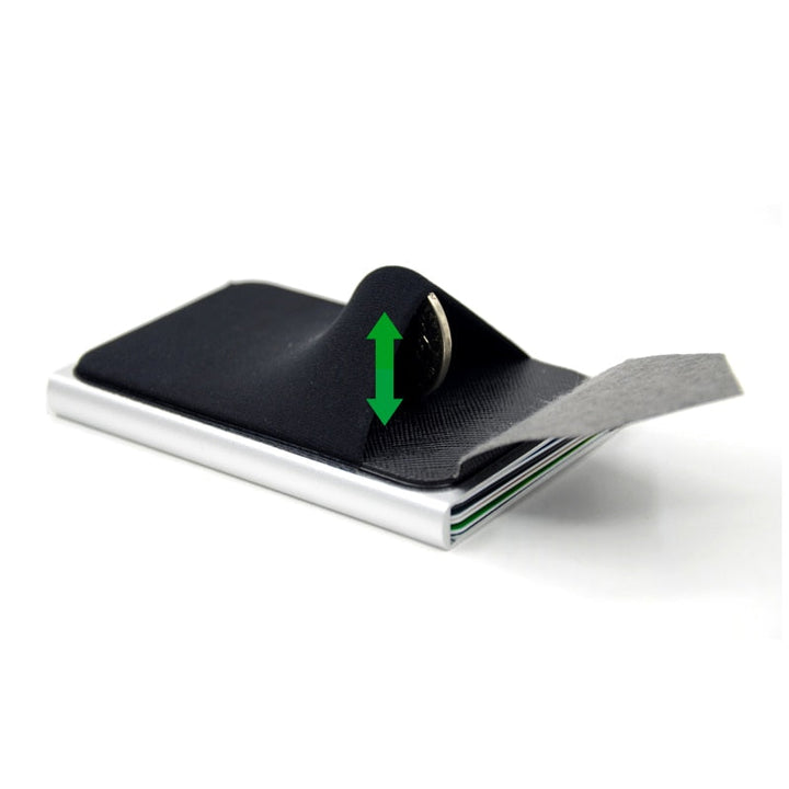 Kompakt pop-up kortholder for menn. Holder flere kort sikkert med RFID-blokkering og aluminiumsdesign.