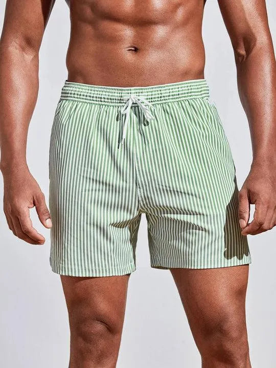 Stilige og komfortable svømmebukser for menn. Avslappet passform med trendye striper for strand og fritid.