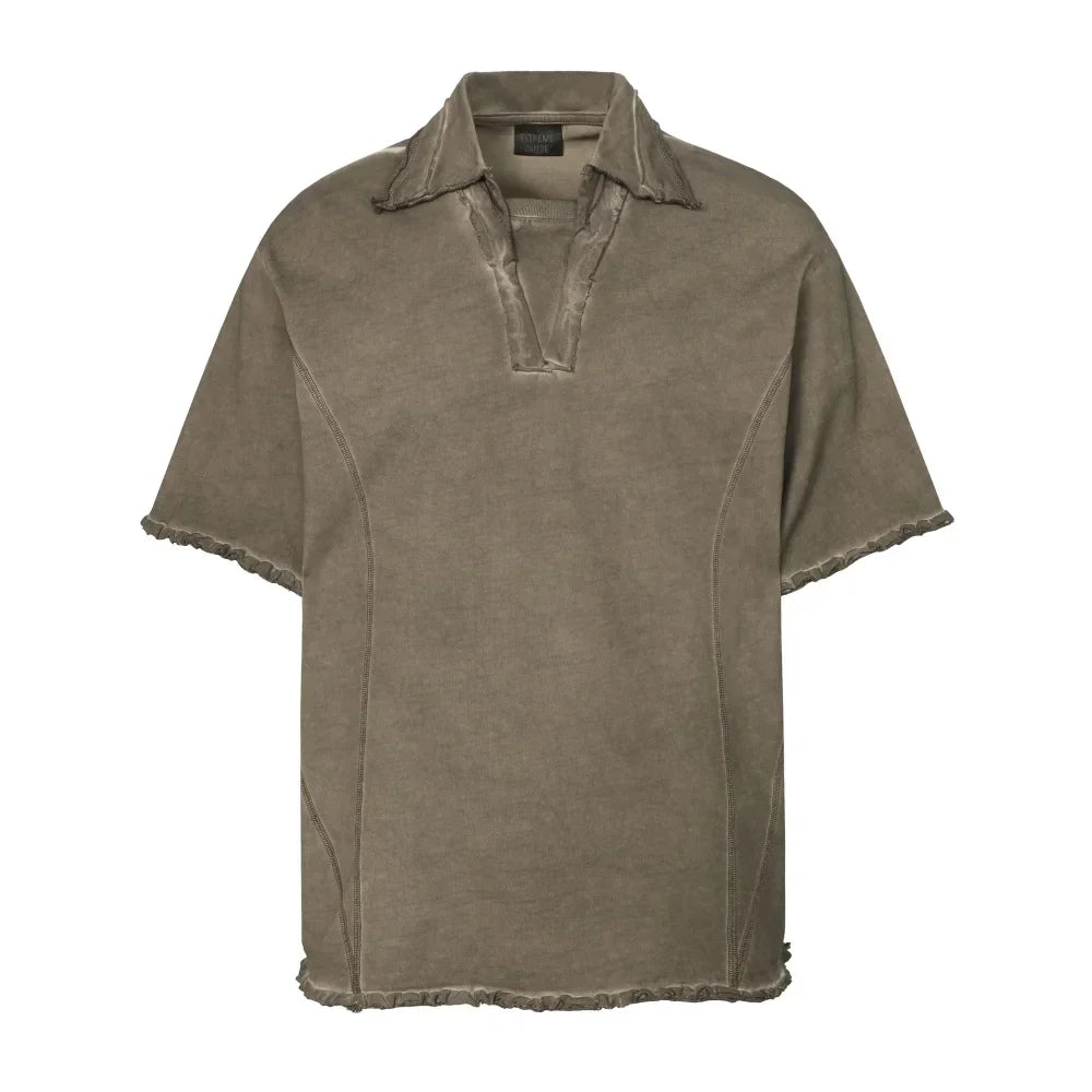 Menns retro t-skjorte med klassisk polo-krage, perfekt for sommer, i en avslappet safari-stil.