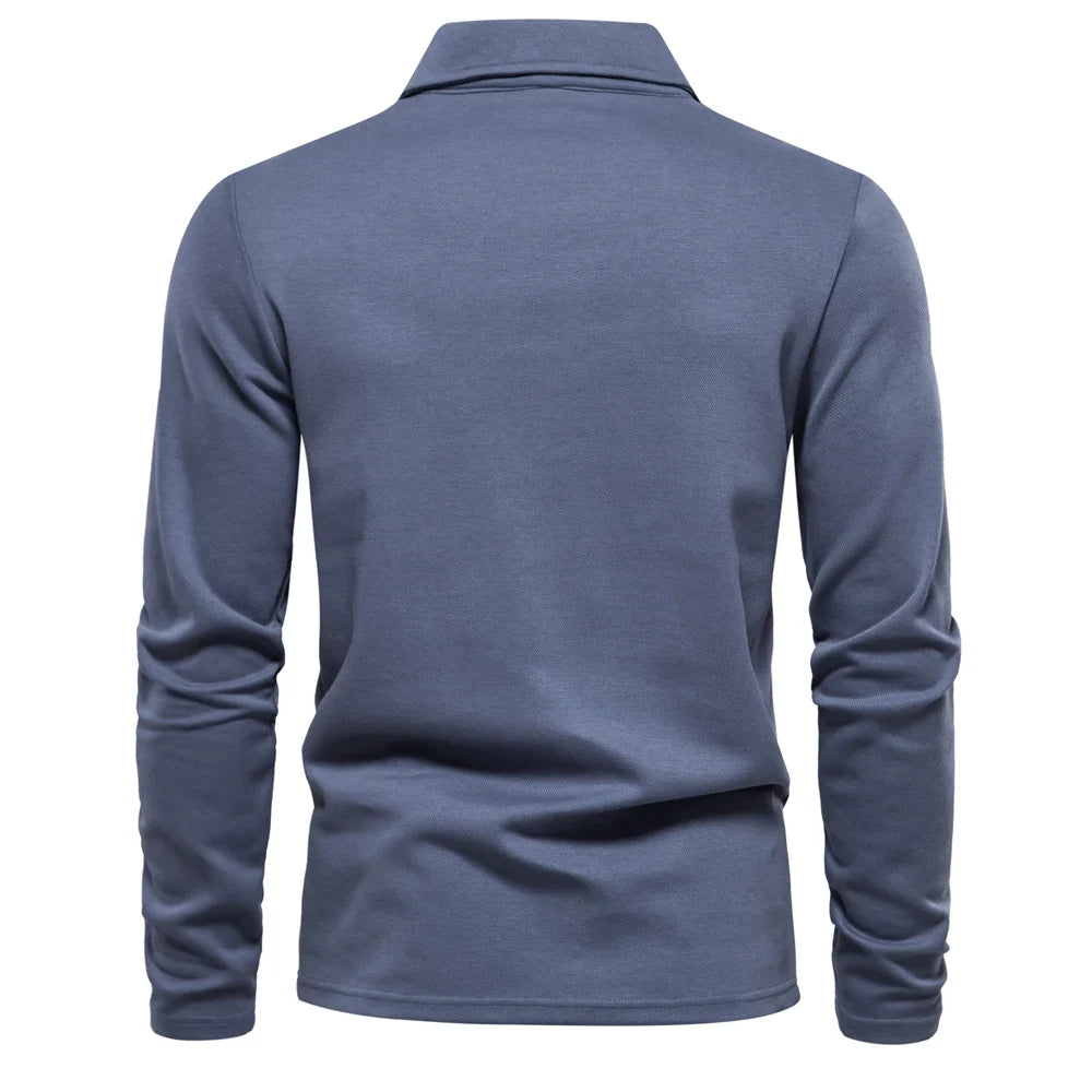 Elegant herre polo skjorte med broderi. Allsidig plagg for sommer, vår og hverdagsbruk.
