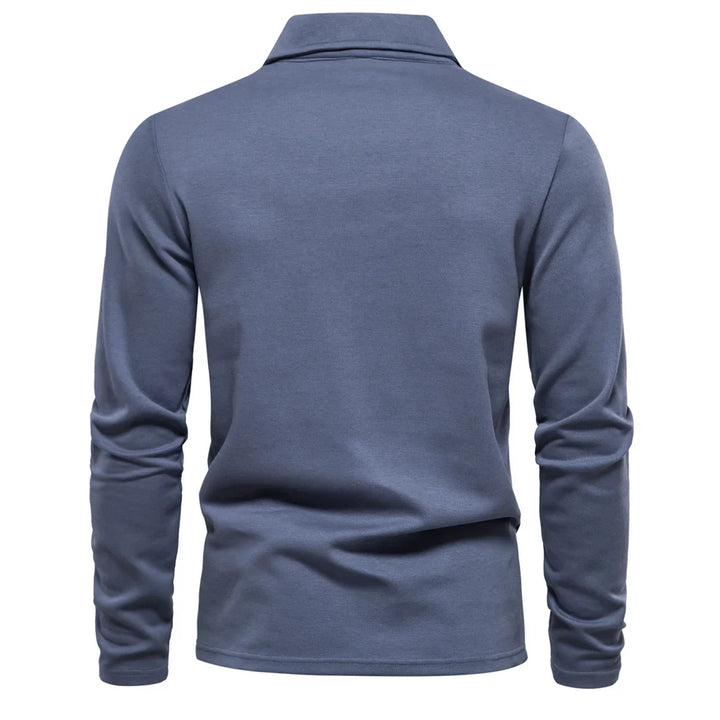 Elegant herre polo skjorte med broderi. Allsidig plagg for sommer, vår og hverdagsbruk.