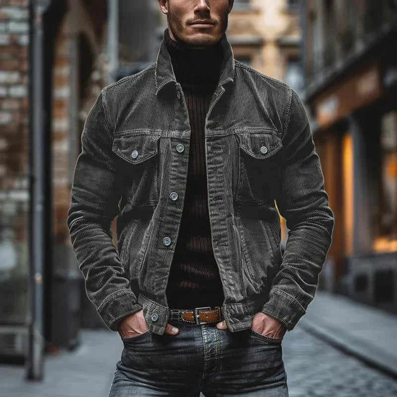 Ryggside av komfortabel herre cordfløyelsjakke. En trendy vintage ytterjakke for menn.