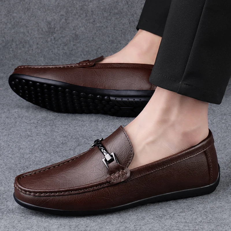 Håndlagde brune loafers, myke og behagelige sommersko for menn.