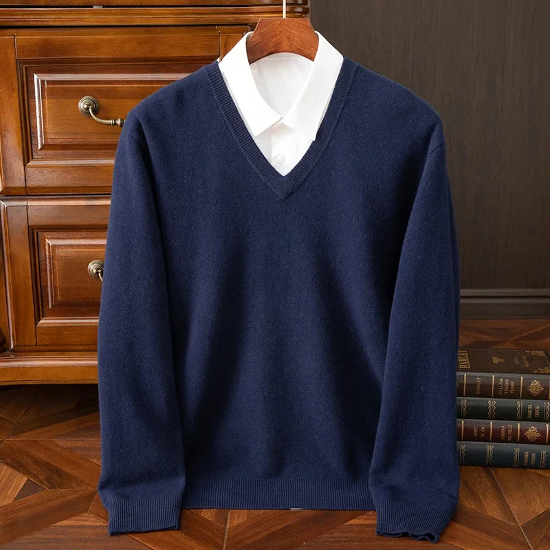 Marineblå V-hals merinoullgenser på modell. Stilren, kløfri og varm for business casual look.