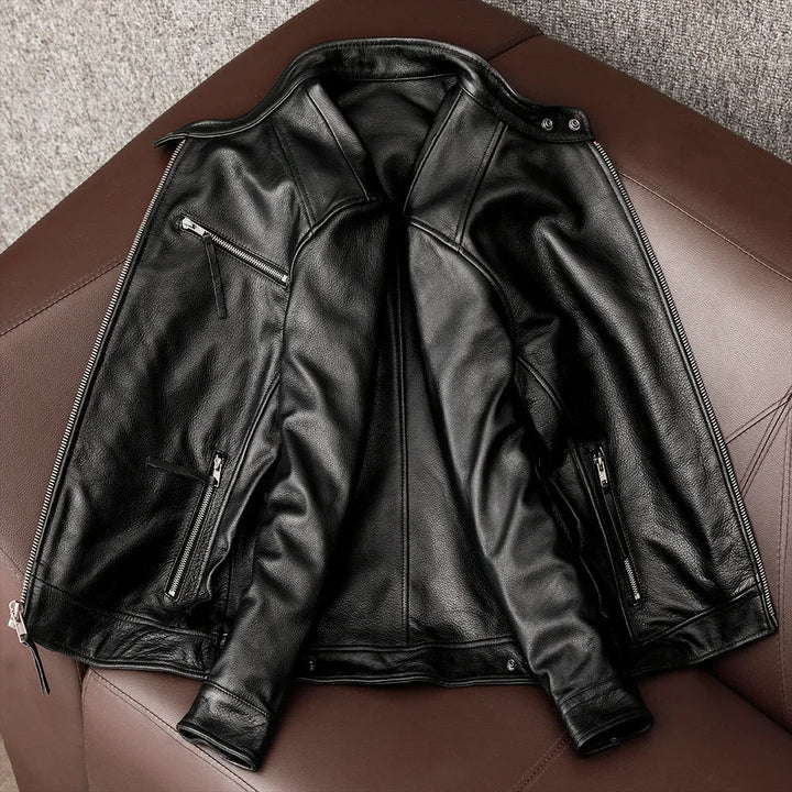 Slim fit skinnjakke for herre med ståkrage. Laget av slitesterkt kuskinn, elegant design.