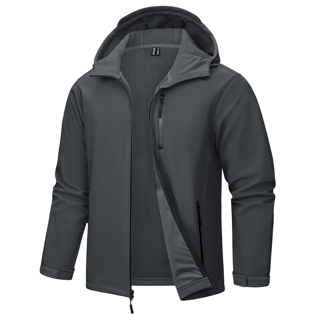Praktisk softshell hettejakke. Med fleecefôr, vanntett og vindtett. Perfekt for tur, fritid og arbeid.