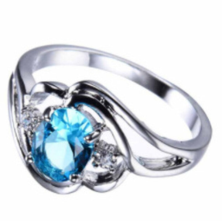 Delikat dame ring med fødselsstein detaljer, tidløst og elegant smykke som pynter enhver hånd.