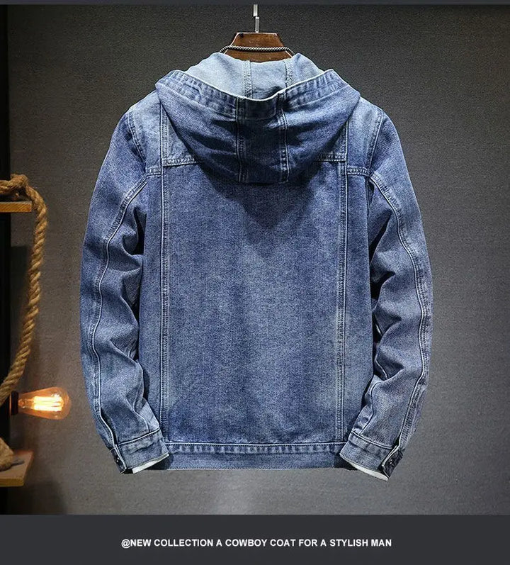 Lysblå denim hettejakke for menn. Uformell og komfortabel vårjakke, ideell for hverdagsbruk.