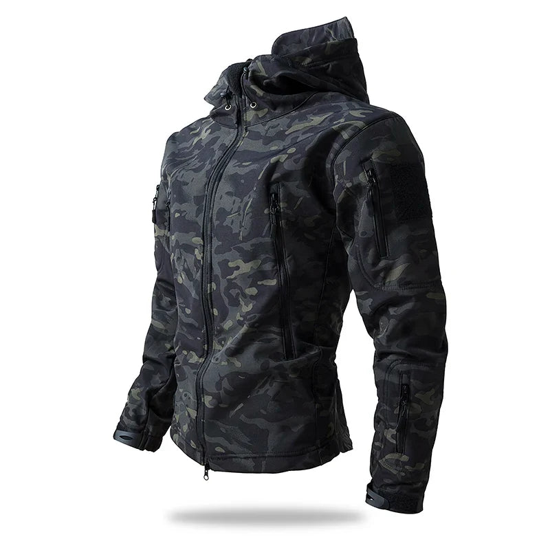 Robust herre softshell jakke i kamuflasjemønster. Vanntett og varm for jakt og friluftsliv.