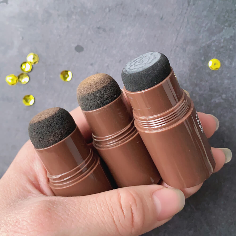 Sett med brynstempel og forskjellige sjablonger for perfekte, langvarige øyenbryn. Skjønnhetsprodukt.