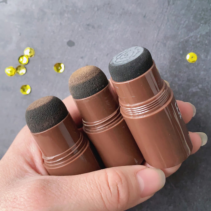 Sett med brynstempel og forskjellige sjablonger for perfekte, langvarige øyenbryn. Skjønnhetsprodukt.