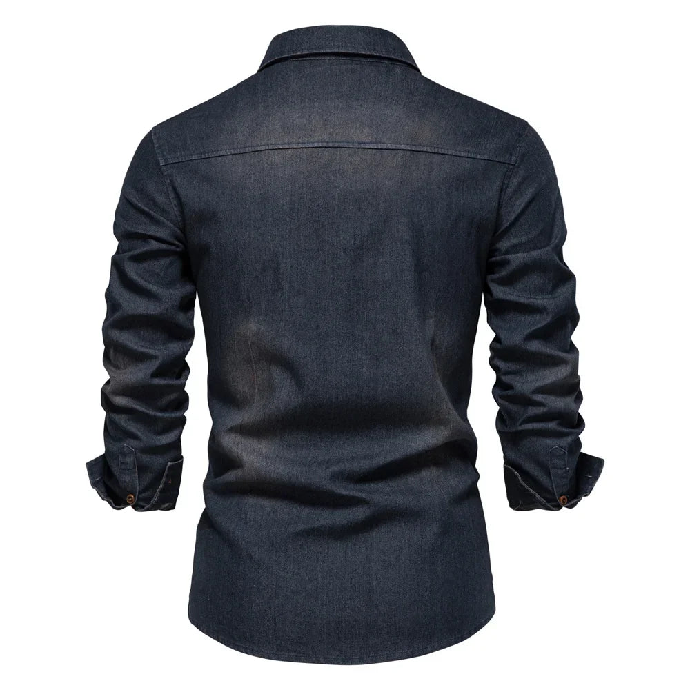 Slim fit denimskjorte for herre, fremhever moderne silhuett med tidløs cowboy-appell.