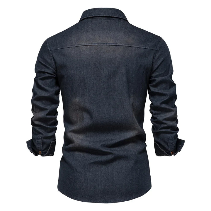 Slim fit denimskjorte for herre, fremhever moderne silhuett med tidløs cowboy-appell.