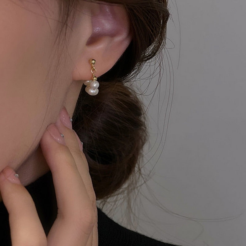 Nærbilde av glitrende zirkon øredobb, viser piercingillusjon for kvinner.