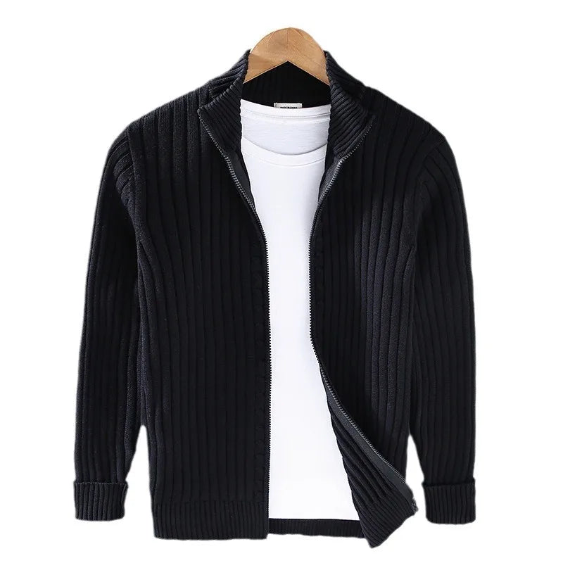 Elegant herre i minimalistisk, slim fit cardigan med glidelås. Perfekt for en stilren look, vår og høst.