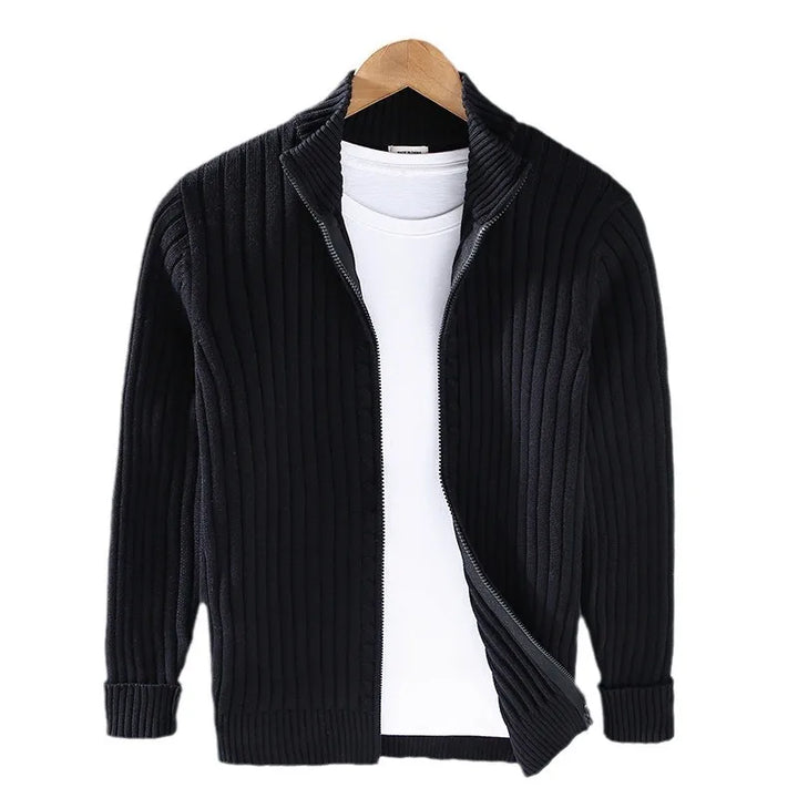 Elegant herre i minimalistisk, slim fit cardigan med glidelås. Perfekt for en stilren look, vår og høst.