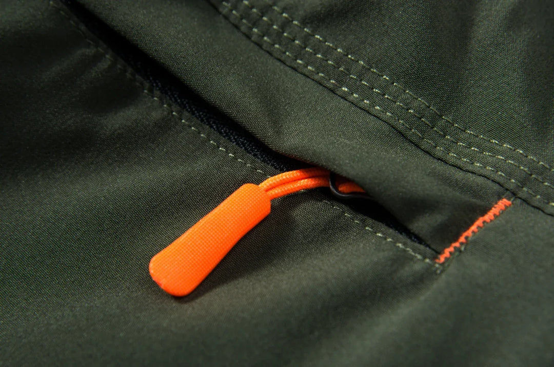 Grå løpeshorts for herre, med elastisk midje og sikre glidelåslommer.