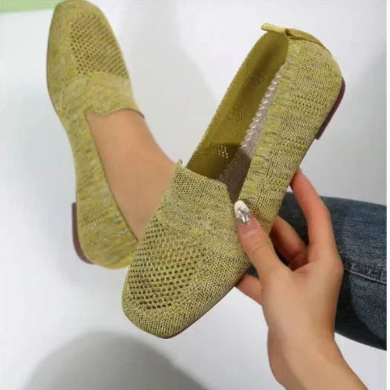 Beige slip-on kvadrattå ballerinasko med pustende mesh; ideell for avslappede dager.