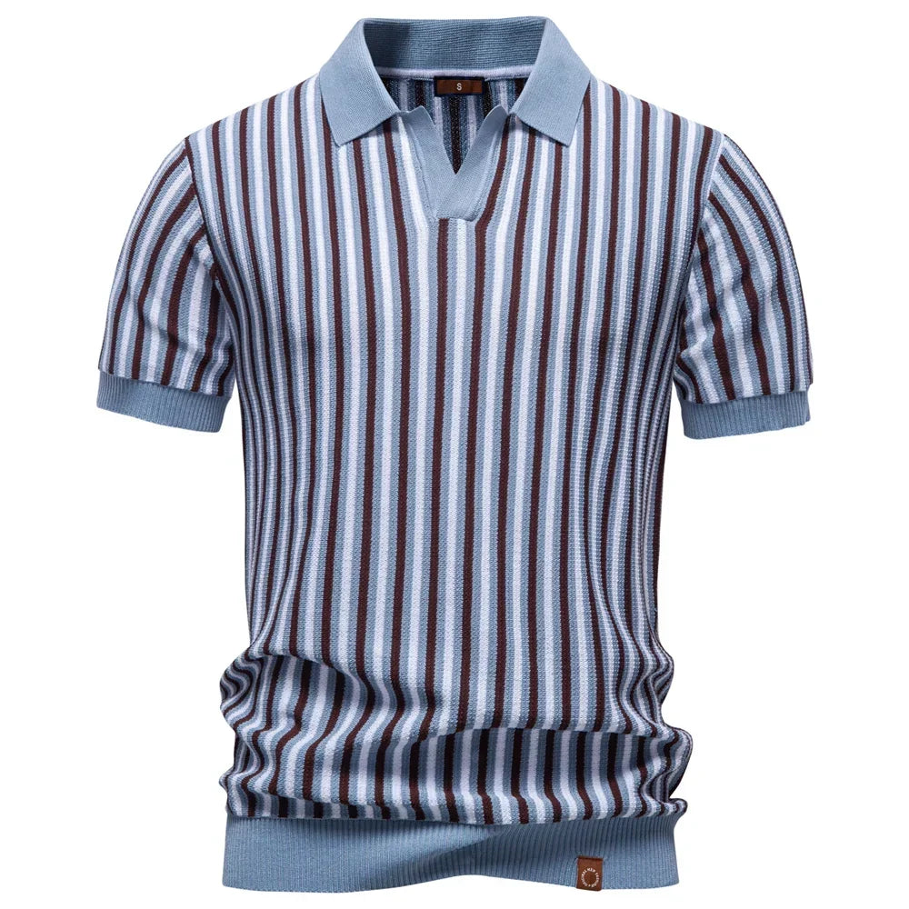Perfekt sommer polo t-skjorte for herre. Sval, lettvektig og pustende stripet design i komfortabel is silke.