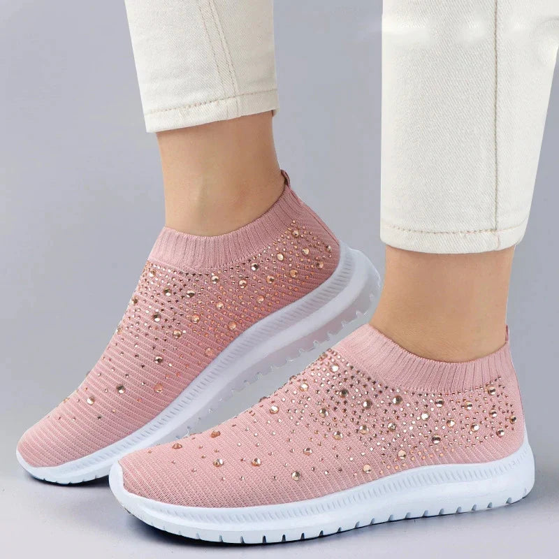 Dame pustende joggesko med glitrende krystaller. Komfortable slip-on fritidssko for stilige hverdager.