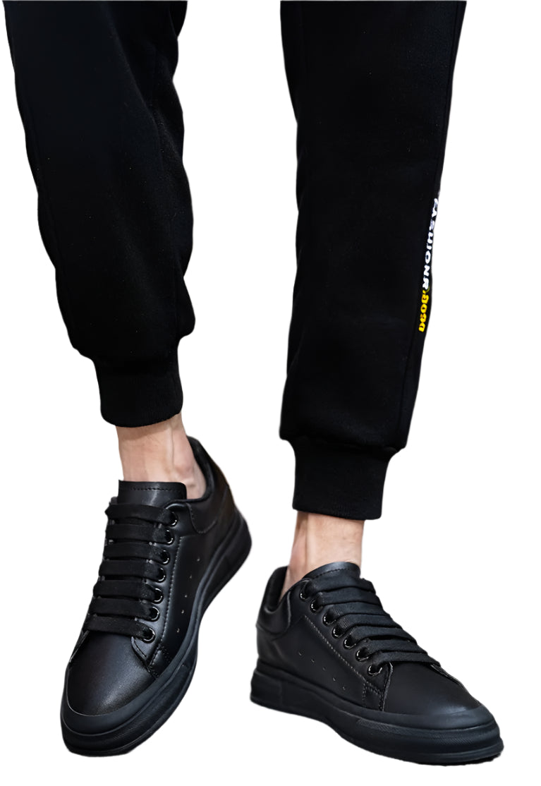 Svart/hvit herresneakers med 6 cm skjult hæl for økt høyde. Komfortable fritidssko for menn.