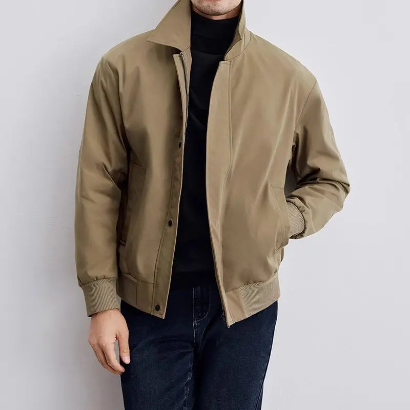 Høykvalitets Maillard herre bomberjakke med jakkeslag. En trendy og kort jakke for casual menn.