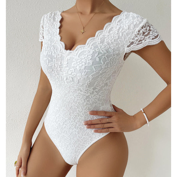 Svart dame body med delikate blondedetaljer, ideell for et sofistikert festantrekk.
