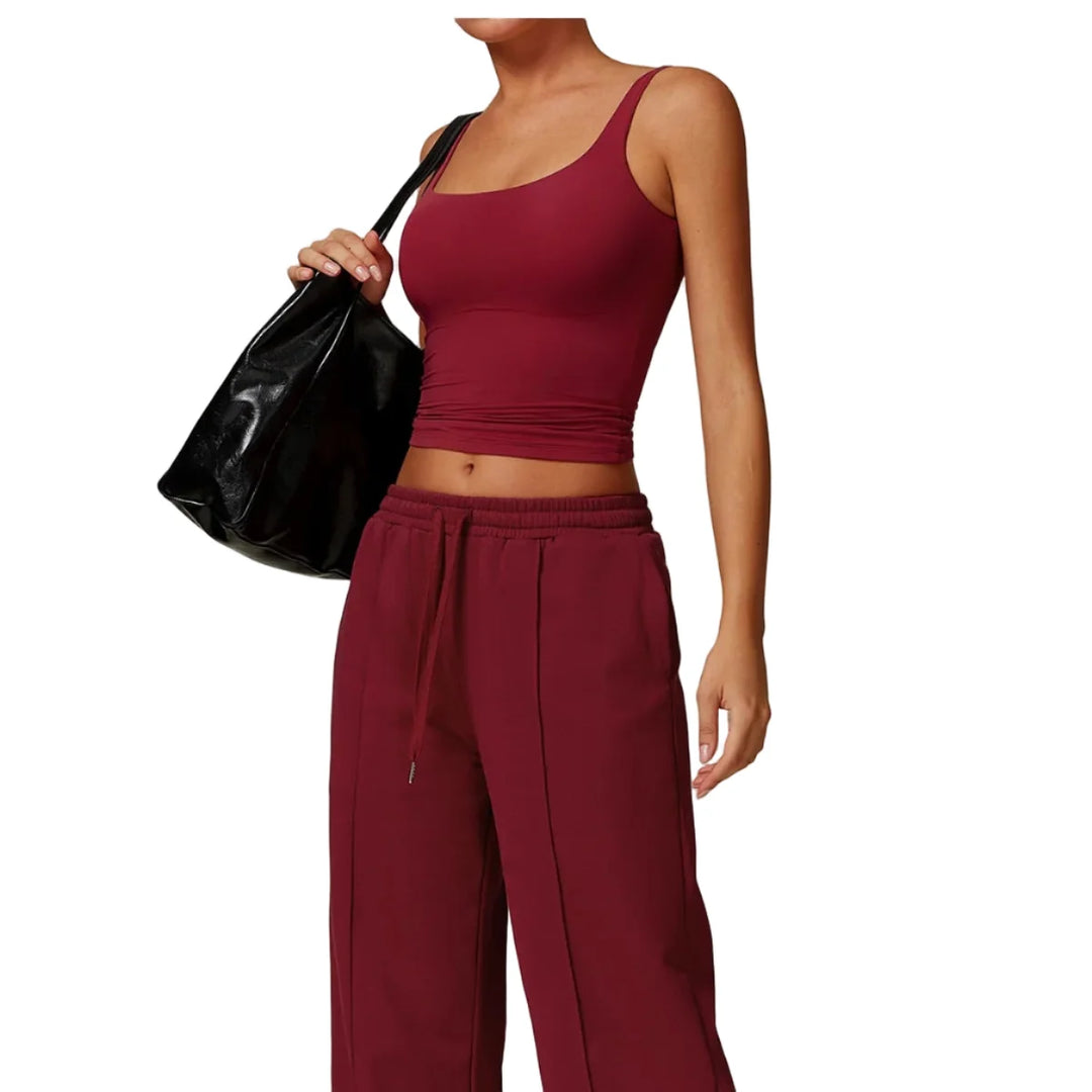 Sporty og komfortabel dame singlet med sports-BH, moderne kvadratisk utringning.