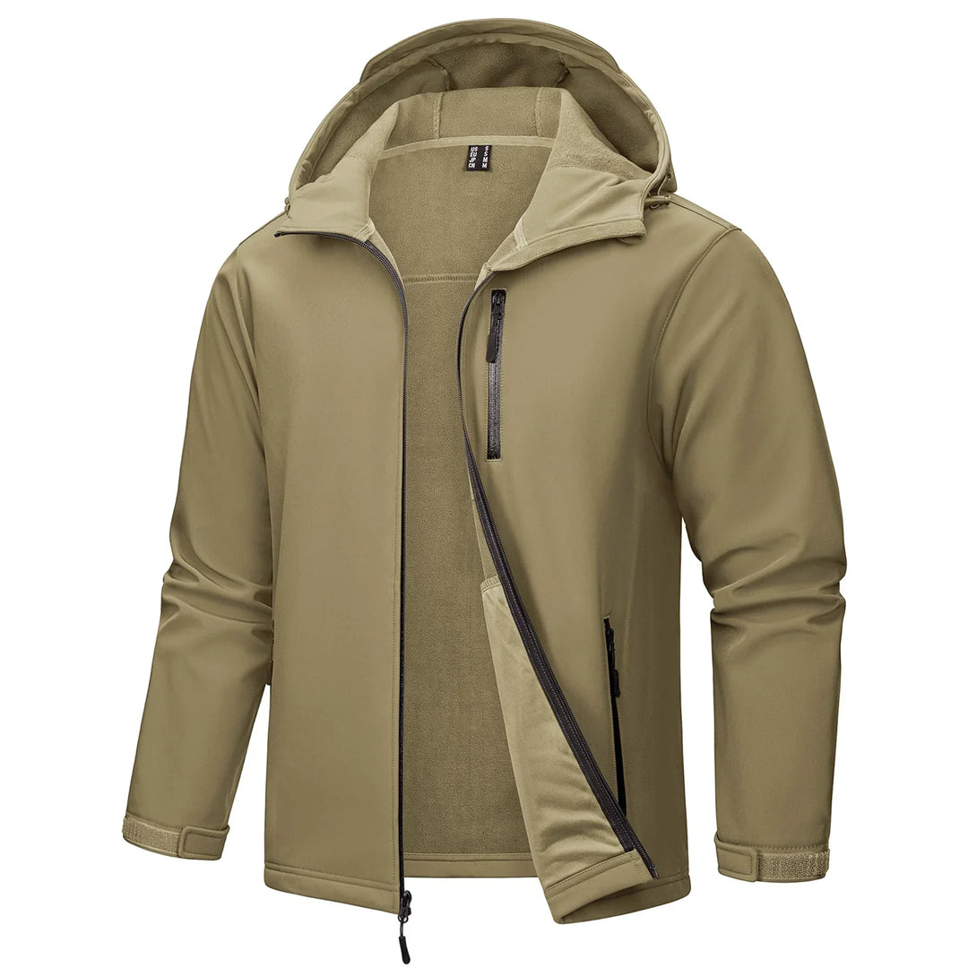 Moderne herrejakke softshell. Hette, vindtett, vanntett og varmt fleecefôr for aktiv livsstil.