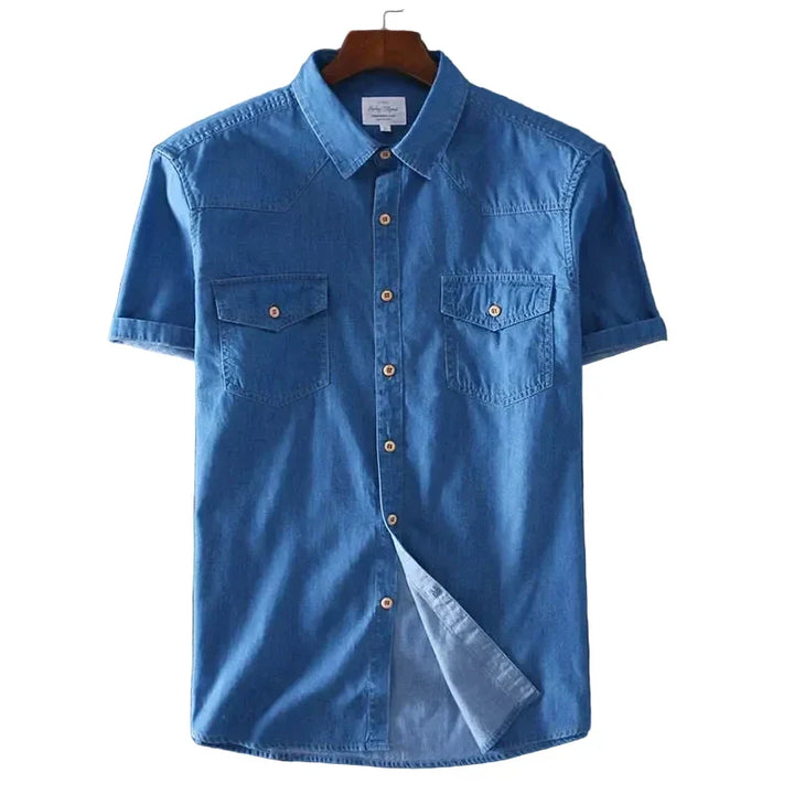Stilig lyseblå kortermet denimskjorte for herre. Slim fit bomullsskjorte, ideell for casual sommer- og fritidsbruk.