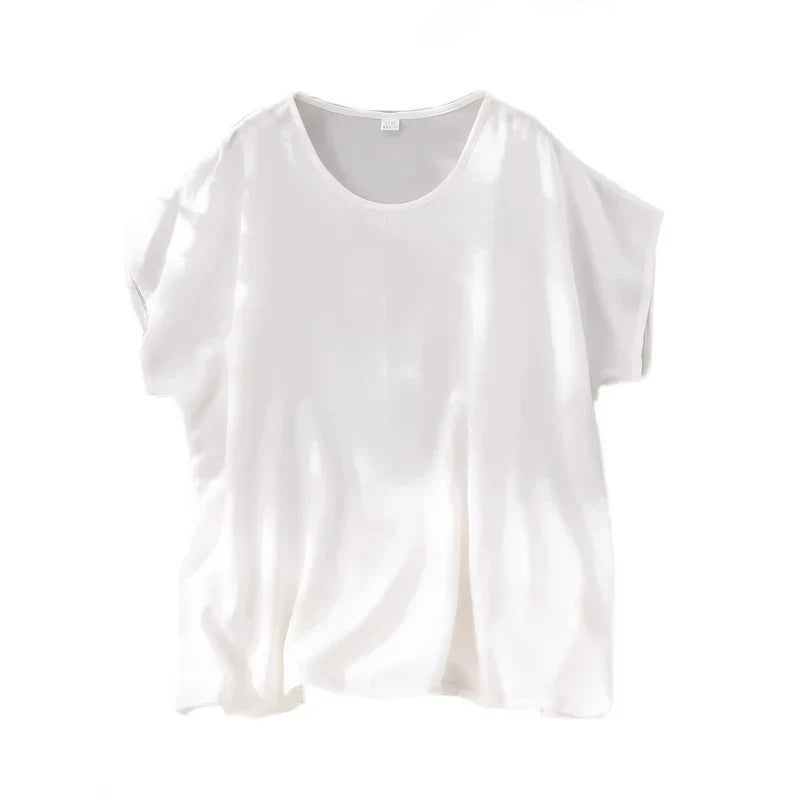 Elegant svart plus size t-skjorte for dame, med løs passform. Ideell for sommer eller kontorbruk.