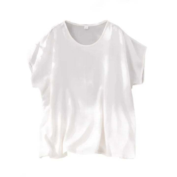 Elegant svart plus size t-skjorte for dame, med løs passform. Ideell for sommer eller kontorbruk.