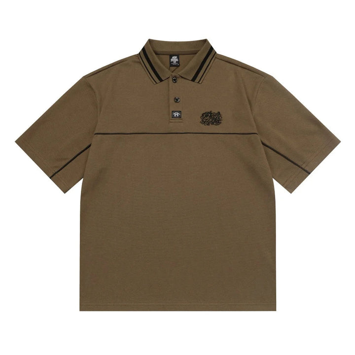 Polo t-skjorte til herre, brodert med streetwear-detaljer. Løs passform for komfortabel, moderne urban stil.