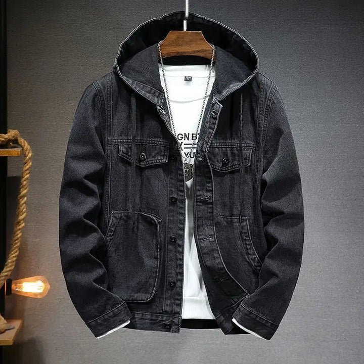 Allsidig denim hettejakke for menn. Ypperlig vårjakke eller høstjakke, gir en kul og uformell stil.