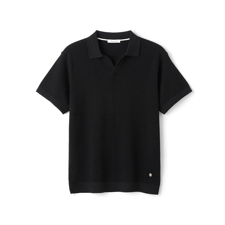Klassisk strikket polo for menn. Myk tekstur, pustende for optimal komfort i varmen. Ideell for fritid.