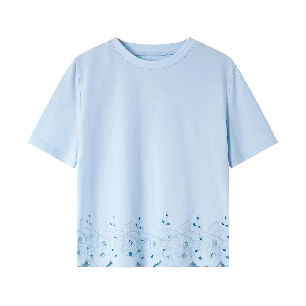 Basic dame t-skjorte med elegant brodert kant. Komfortabel hverdagstopp for sommer, perfekt til allsidig bruk.