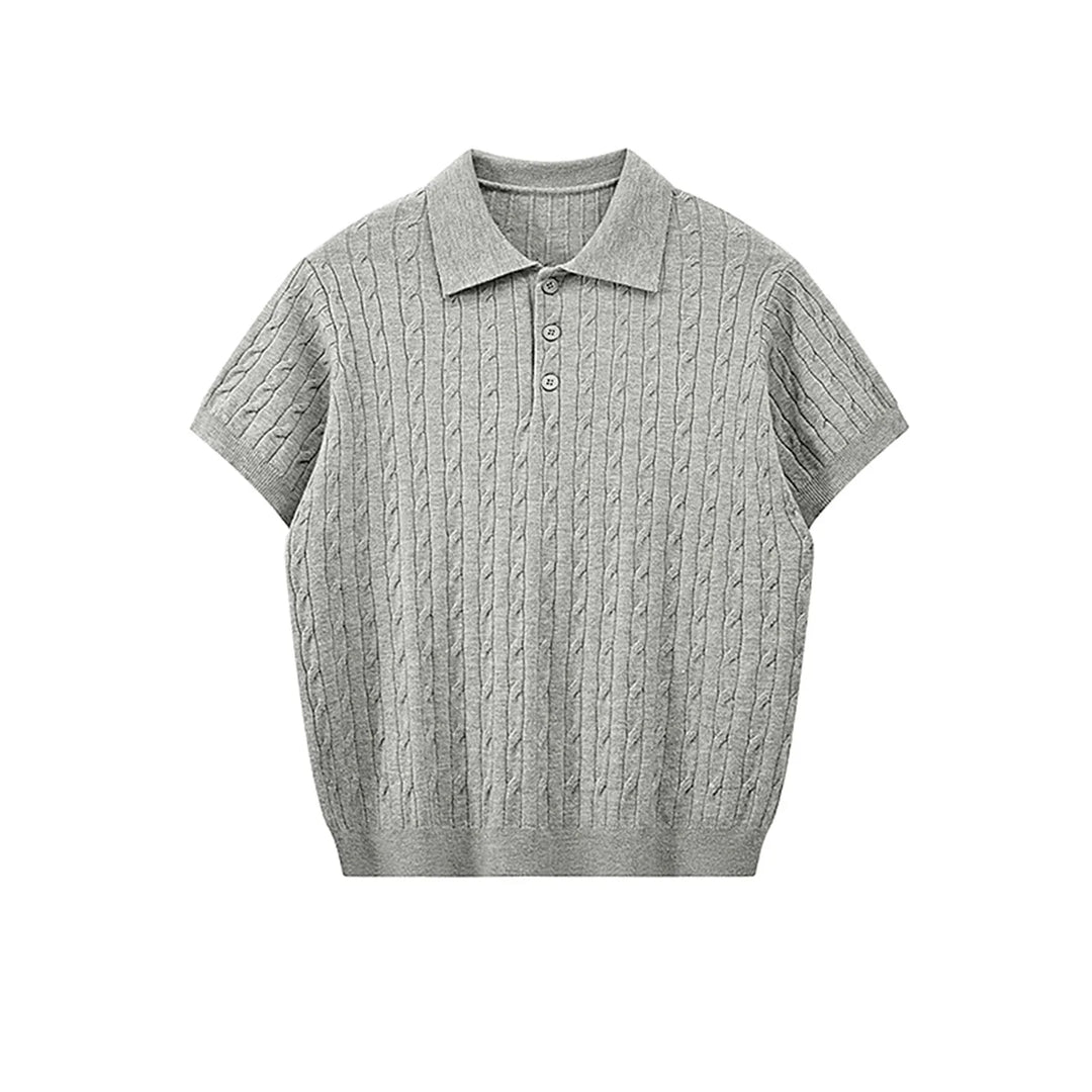 Klassisk kortermet strikket polo for herre. Elegant og komfortabel pikéskjorte for casual dager.