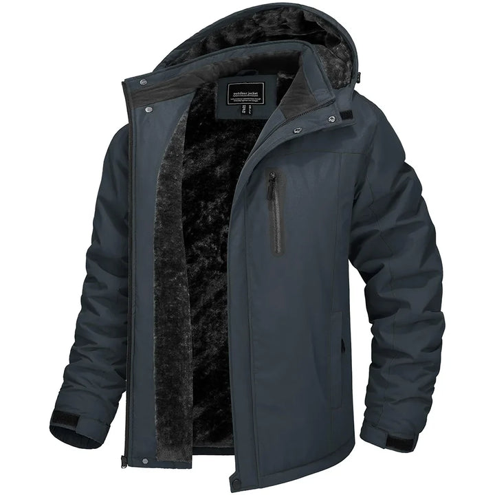 Nærbilde av pustende herre softshelljakke med varm fleece, designet for komfort i vinterkulde.
